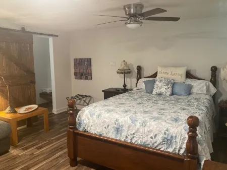 The Nestle Inn, walk to Historic Downtown Square. Centrally located.