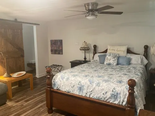 The Nestle Inn, walk to Historic Downtown Square. Centrally located.