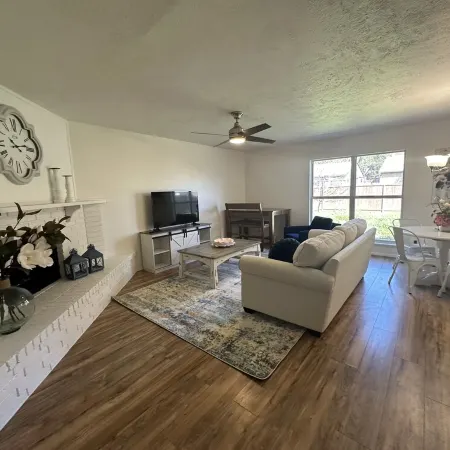 Cozy 3-bedroom house with WiFi and AC in enjoyable Allen no chores