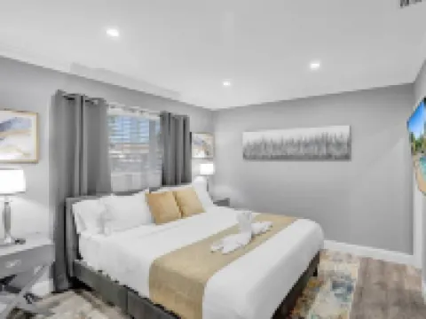 Resort Villa 6BR Heated Pool Beach Volleyball Game Room Mini Golf Hotels in Lighthouse Point