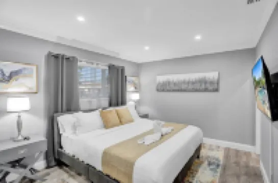 Resort Villa 6BR Heated Pool Beach Volleyball Game Room Mini Golf