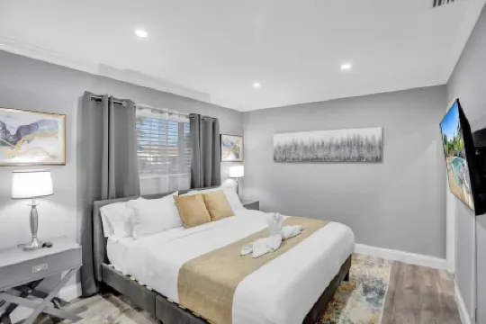 Resort Villa 6BR Heated Pool Beach Volleyball Game Room Mini Golf