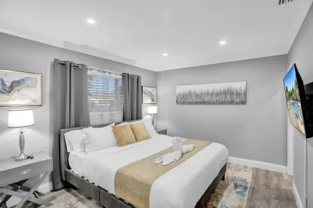 Resort Villa 6BR Heated Pool Beach Volleyball Game Room Mini Golf