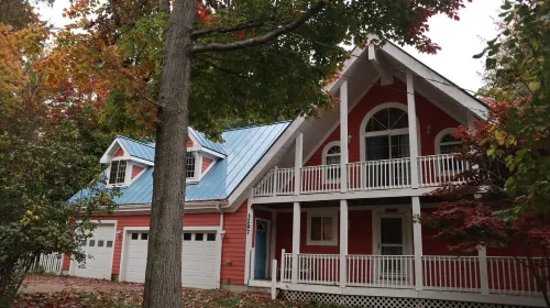 Spacious getaway nestled between two beautiful lakes!