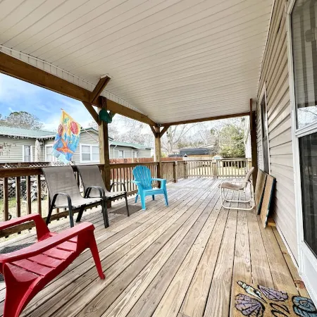 NOW BOOKING FOR WINTER! CUTE….COZY….COASTAL!! Quiet Neighborhood!
