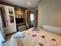Paws a While! caravan with uninterrupted views of Solent and direct beach access Hotel a 