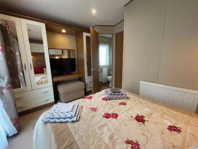 Paws a While! caravan with uninterrupted views of Solent and direct beach access