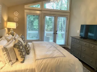 Quiet Carriage House Charmer NEW KING BED