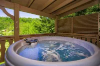 Fall Foliage ~ Close 2 Attractions - Hot Tub - Firepit - King Suite - Flat Drive