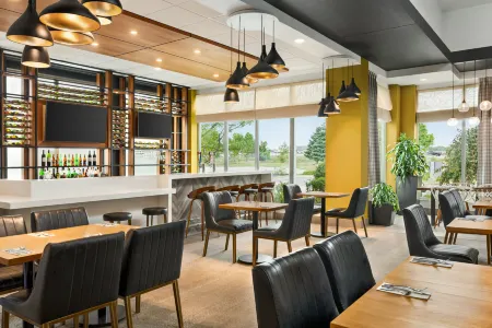 Hilton Garden Inn Kitchener/Cambridge Отели рядом с достопримечательностью «Кеймбридж Скалпчер Гарден»