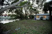Bamboo Bungalow - cozy waterfront studio near the beach