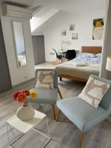 Quiet, cheerful and sunny studio in centre with lift and air conditioning