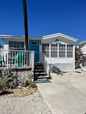 35' Seawall Sparkling , 30min from Keywest, WIFI, BBQ Grill, Pool Hotels near Bay Point Park