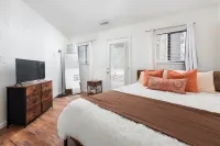 Cheerful two bedroom cottage with hot tub.