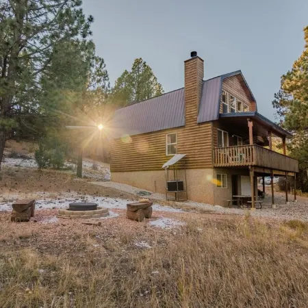 3 BDRM comfy cabin - centrally located to Bryce & Zion. Central air and Heating