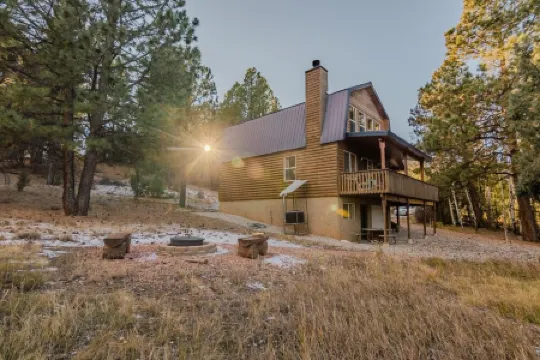 3 BDRM comfy cabin - centrally located to Bryce & Zion. Central air and Heating