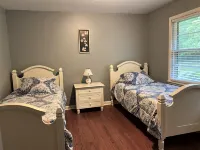 6Bdrm Retreat near Downtown Madison. Sleeps 12