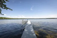 Lavish Lakehouse - Steps to Water-Kayaks, Dock & Boat Hoist, BBQ-Boaters Welcome