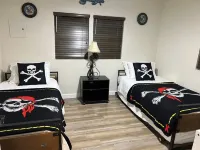 PIRATES COVE - Bikes, Kayaks, Outdoor Grill, Boat Dock, and more included......
