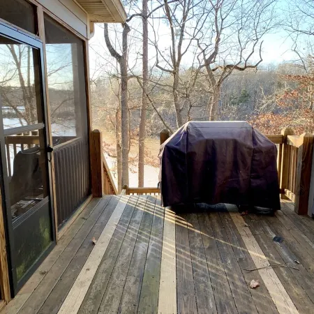 Lake Front Home. 3 Large Living Spaces. Screened Porches. Pet Friendly.