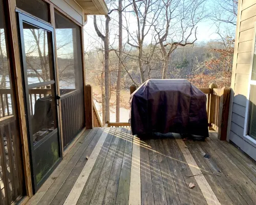 Lake Front Home. 3 Large Living Spaces. Screened Porches. Pet Friendly. Hotels in Gumlog