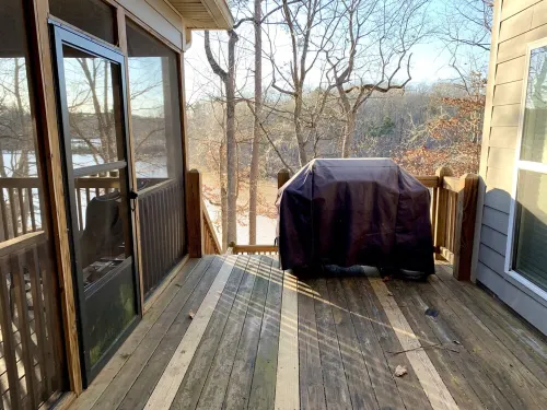 Lake Front Home. 3 Large Living Spaces. Screened Porches. Pet Friendly.