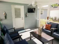 Newly Furnished 2 Bedroom, 1 1/2 Bath House With 2 Porches Close To The Villages Hotels in Fruitland Park