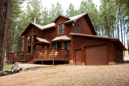 Great house two miles to the ski lift and closer yet to the golf course.