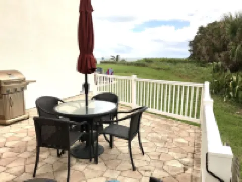 Surf shack on the beach, direct ocean. Hotels in Indialantic