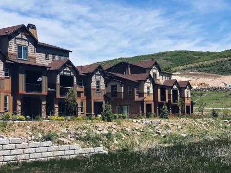 Luxury Condo Park City- Private Hot Tub, Near Ski Resorts, bike trails, & golf.