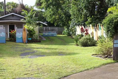 Quaint COTTAGE ~ Walk To Coffee shop, nearby Road to Hana & Haleakala Hotels near Ahimsa Sanctuary Farm