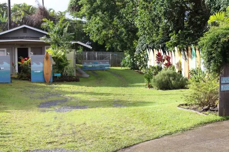 Quaint COTTAGE ~ Walk To Coffee shop, nearby Road to Hana & Haleakala