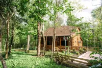 Cuddly Cub Luxury Cabin with Hot tub, wifi and wood burning fireplace