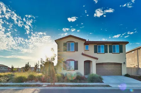 Roseville 5-Beds 3-Baths Family-Friendly Gem