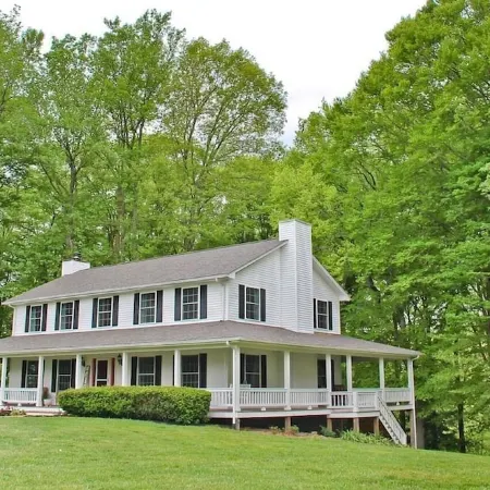 Restful Rustic Farmhouse on Lake Cumberland