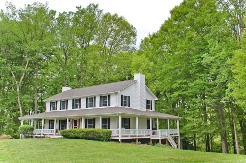 Restful Rustic Farmhouse on Lake Cumberland