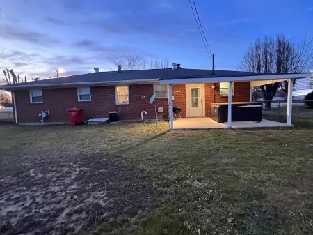 Ranch home American Spa hot tub for 6, sleep number bed , pool table, smart tvs! Отели рядом с достопримечательностью «Парк Леви Джэксон Уайлдернесс Роуд»