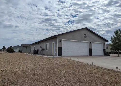 Charming 3-bedroom house with WiFi, AC minutes from Lake Oahe/ 3 stall garage Hotels in Hughes County
