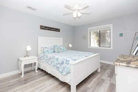 Newly Renovated Cozy Condo, 3 Minute walk to the Beach Отели в г. Мирамар-Бич