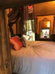 Farm Treehouse; GLAMPING IN THE WINE COUNTRY! 501c3
