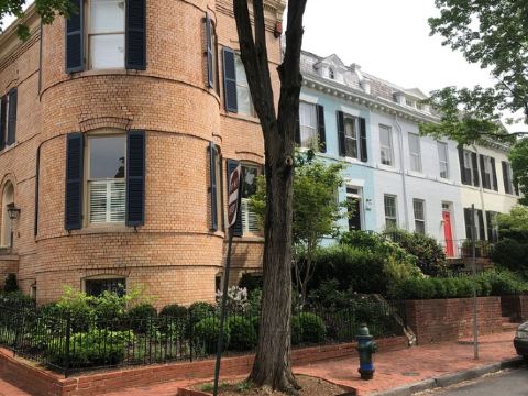 Elegant townhome on quiet street near museums, restaurants, shops, parks & more!