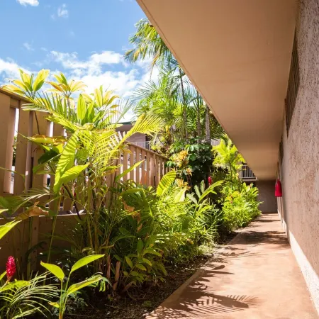 Pool View, 5Min Walk to Charley Young or Kam 1 Beach, Comfortable King-Bed. AC