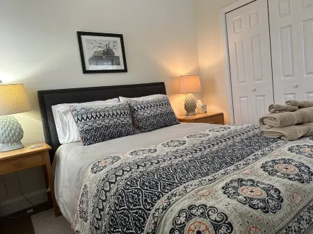 Falmouth Waterfront Carriage House Apt