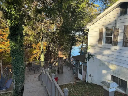 Charming 2-bedroom Lake House in Marion with WiFi and AC
