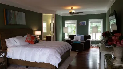 Luxury Lake House, Pool, Hot tub, Dock, Beach, Game room ,Boat Rental available Hotel in zona Charlotte Premium Outlets