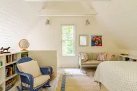 Simple Living at Luxurious, Modern Farmhouse on Bainbridge Island. Dogs ok.