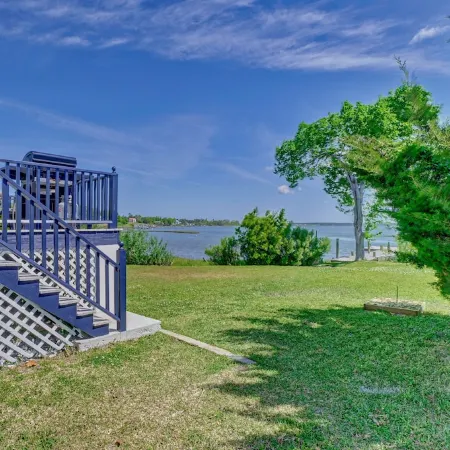 WATERFRONT, gorgeous, PVT DOCK, relax, DOWNTOWN, fish, RETREAT