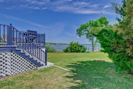 WATERFRONT, gorgeous, PVT DOCK, relax, DOWNTOWN, fish, RETREAT