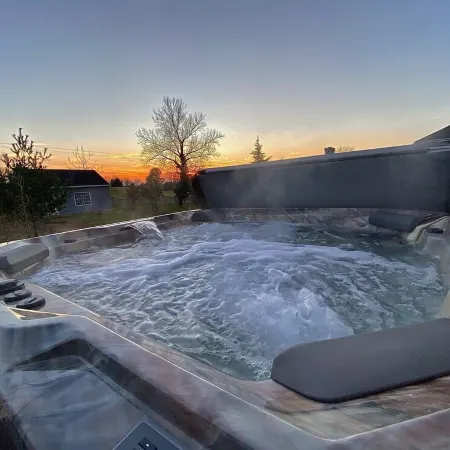 Private Home, Hot Tub, Wifi, Rural Setting, Gas Stove, 70" SmartTV