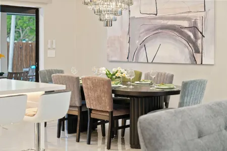 Late Summer Deal! Luxury Villa with Pool, Near Beach + Game Room Отели в г. Лантана